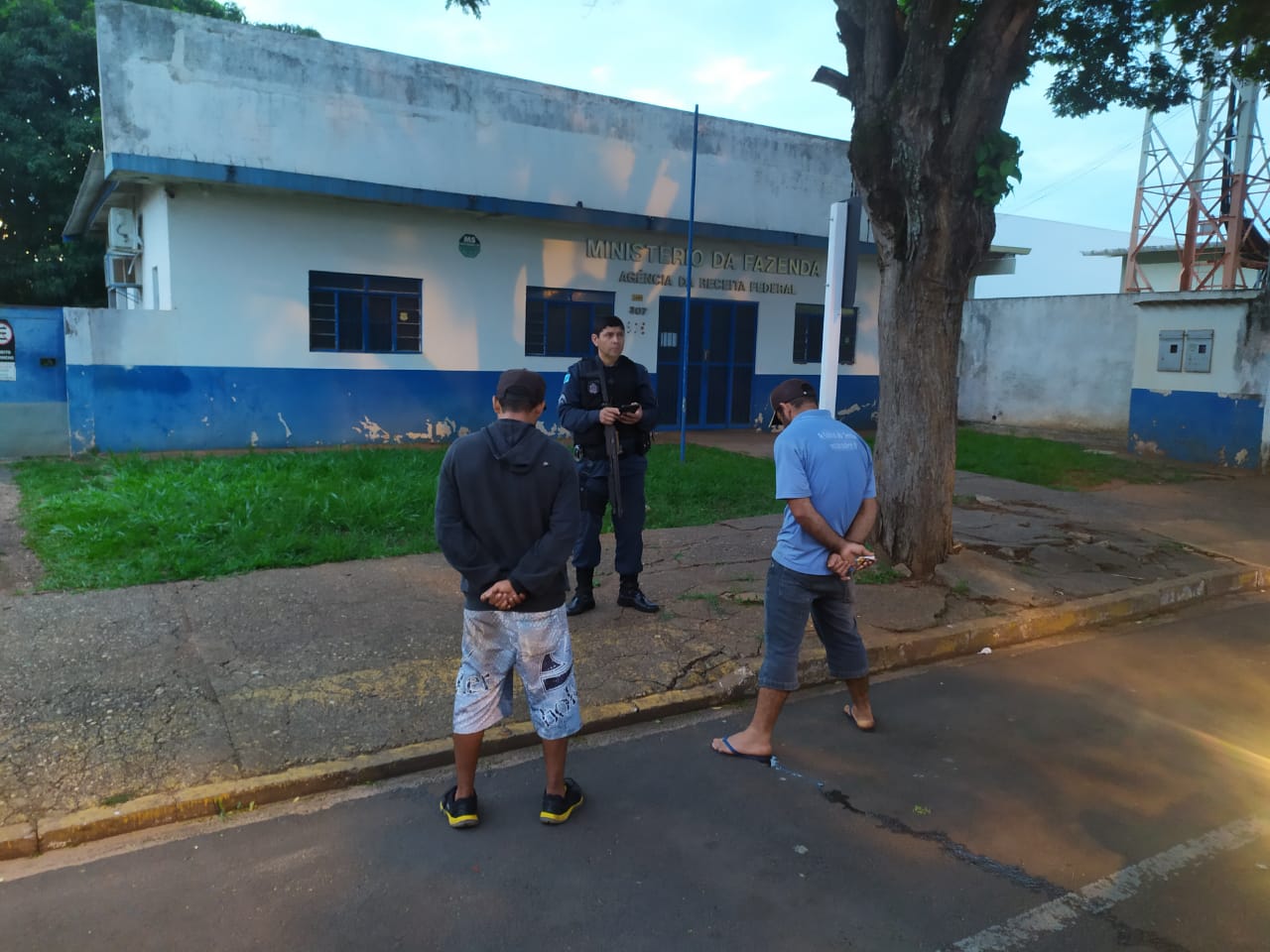 Momento em que os suspeitos s&atilde;o abordados na manh&atilde; de ontem (10) - Foto: Jornal da Nova